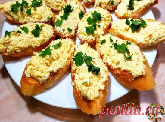 Еврейская намазка на хлеб
Ингредиенты:
-Твердый сыр — 200 г
-Яйца — 2 шт.
-Сливочное масло — 50 г
-Чеснок — 3-5 долек
Приготовление:
1. Все компоненты натереть на терке, тщательно перемешать, посолить, поперчить по вкусу (лучше использовать белый перец), заправить майонезом и дать настояться в холодильнике.
2. Намазать массу на тосты.
Вместо масла можно использовать майонез. Тогда солить и не придется.
Приятного аппетита!