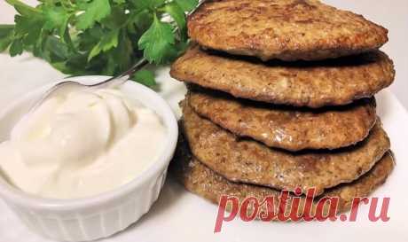 Печеночники: супер вкусные печеночные оладьи для всех Их можно подать с любым гарниром, а можно и просто положить на кусочек хлеба: получится отличный бутерброд к чашечке чая или кофе. Супер вкусные печеночные оладьи отлично сочетаются с ароматным сметанным или сырным соусом, а также прекрасно смотрятся на кусочке домашней лепешки или ломтике ароматного хлеба.