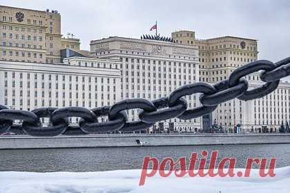 Глава Генштаба посетил командный пункт группировки войск «Центр» в зоне СВО. Начальник Генштаба Валерий Герасимов посетил командный пункт управления группировки войск «Центр» в зоне проведения спецоперации. Об этом сообщили в Минобороны России, передает ТАСС. Глава Генштаба подвел итоги выполнения задач группировкой «Центр» и заслушал доклад командующего Андрея Мордвичева.