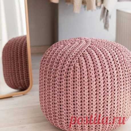 Вяжем пуф Понадобится крючок 8-10⠀Расчеты будут для пуфа 40*30см, но все индивидуально.⠀⠀Количество петель зависит от толщины пряжи, плотности вязания и возможно даже от настроения⠀Набираем цепочку из 40 воздушных петель. ⠀И в каждую вяжем сбн (столбик без накида), пока не останется 14 петель. ⠀⠀В...