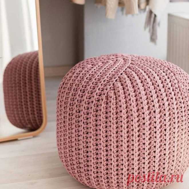 Вяжем пуф Понадобится крючок 8-10⠀Расчеты будут для пуфа 40*30см, но все индивидуально.⠀⠀Количество петель зависит от толщины пряжи, плотности вязания и возможно даже от настроения⠀Набираем цепочку из 40 воздушных петель. ⠀И в каждую вяжем сбн (столбик без накида), пока не останется 14 петель. ⠀⠀В...