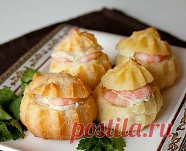 Закусочные профитроли со сливочным кремом и креветками