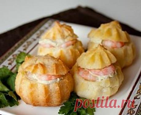 Закусочные профитроли со сливочным кремом и креветками