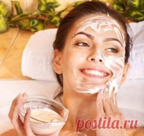 МАСКА «ЯГОДКА ОПЯТЬ»

Маска, название которой исходит из известной народной поговорки. «Сорок пять – баба ягодка опять», в короткое время тонизирует и придает эластичность стареющей коже. Смешайте 50 г дрожжей с 1 ст.л. муки, 0,5 ч.л. сахара. Полученную смесь разведите 3/4 стакана кипяченой воды и поставьте в теплое место на 2–3 часа. Забродившую массу наложите ровным слоем на лицо на 20 минут. Смойте маску теплой водой, затем нанесите питательный крем.

Процедуру повторяй...