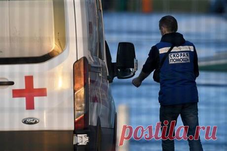 У покурившего вейп в школе российского подростка начался припадок. В Петропавловке-Камчатском подросток покурил вейп в школьном туалете, после чего у него начался припадок. Об этом сообщает kam24.ru. О произошедшем стало известно из видеозаписи, которая распространилась в социальных сетях. После того как подросток делает один вдох, он начинает раскачиваться из стороны в сторону.