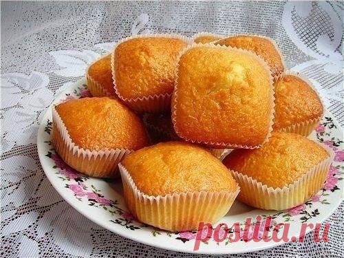 Чай должен быть сладеньким! Испеките пышные кексики к вашему чаю!
ПРОСТЫЕ И ВКУСНЫЕ КЕКСЫ СО СГУЩЕНКОЙ
Ингредиенты:
- яйцо куриное — 2 шт
- сахар — 1 стак.
- сметана — 140 мл
- масло сливочное — 100 г
- сода гашеная уксусом — 0,5 ч. л.
- мука — 300 г
- молоко сгущенное — 12 ч. л.
Приготовление:
1.Яйца и сахар взбейте при помощи миксера минуты 3-4, потом добавьте сметану и растопленное сливочное масло. Взбейте еще 2 минуты, добавьте соду и муку и тщательно перемешайте.
2.Формы для кексов сма