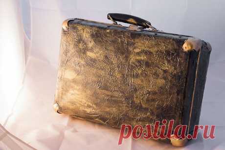 Декоративный чемодан  50-х годов , цвет чёрный с позолотой .