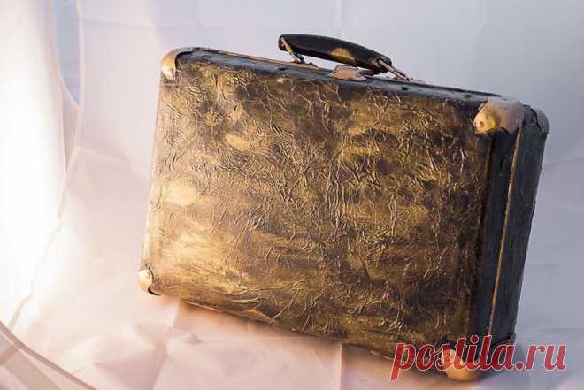 Декоративный чемодан  50-х годов , цвет чёрный с позолотой .