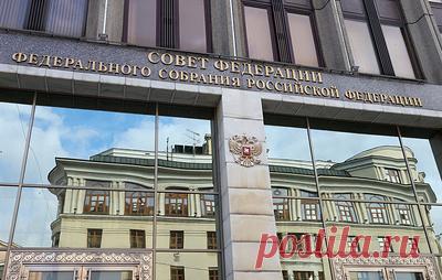 Сенаторы попросили создать условия для открытия в РФ филиалов банков дружественных стран. В Совфеде также предложили рассмотреть вопрос о развитии расчетов в национальных валютах в рамках внешнеэкономической деятельности