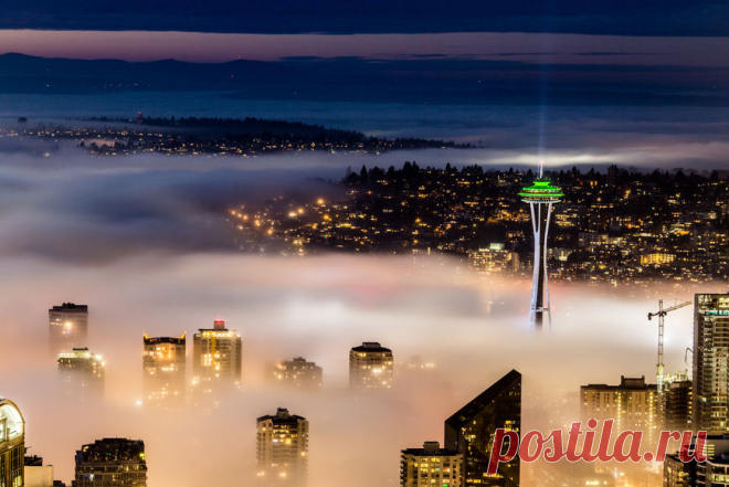 Башня Space Needle возвышается над городским туманом.