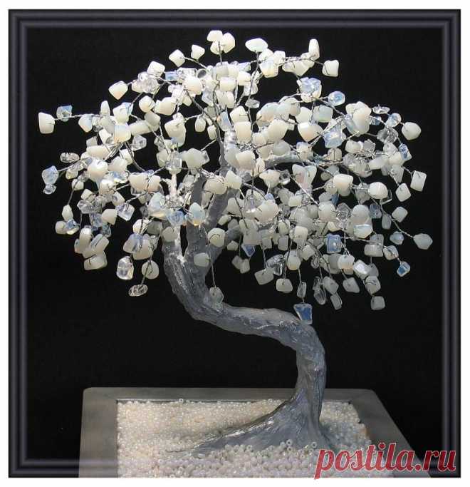 Лунный камень. Высота 25 см. 
Выполняю заказы на изготовление деревьев из бисера и сколов натуральных камней.