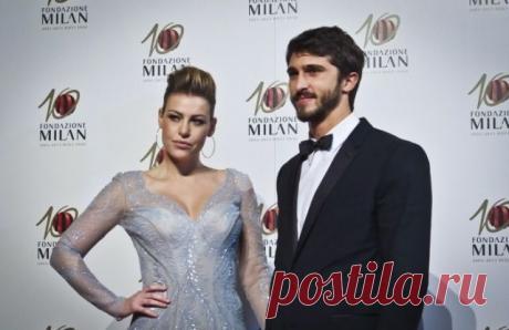 Вечер футбольного клуба Милан, королева Барбара Берлускони - / Королевой вечера по случаю 10-летия Фонда футбольного клуба Милан была без сомнения Барбара Берлускони. Ее вечернее светлое длинное платье довершало величественный образ