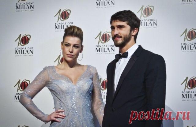 Вечер футбольного клуба Милан, королева Барбара Берлускони -  / Королевой вечера по случаю 10-летия Фонда футбольного клуба Милан была без сомнения Барбара Берлускони. Ее вечернее светлое длинное платье довершало величественный образ