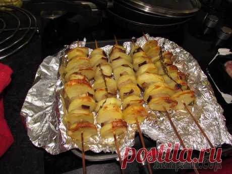 Шашлык из картошки с салом , приготовленные в духовке ,- угощайтесь !