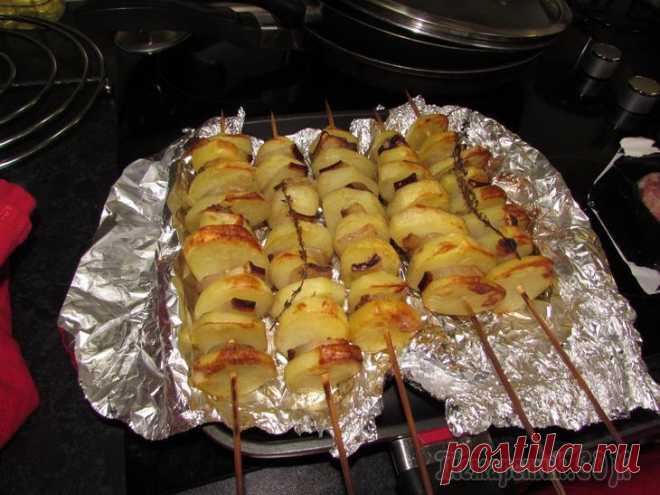 Шашлык из картошки с салом , приготовленные в духовке ,- угощайтесь !
