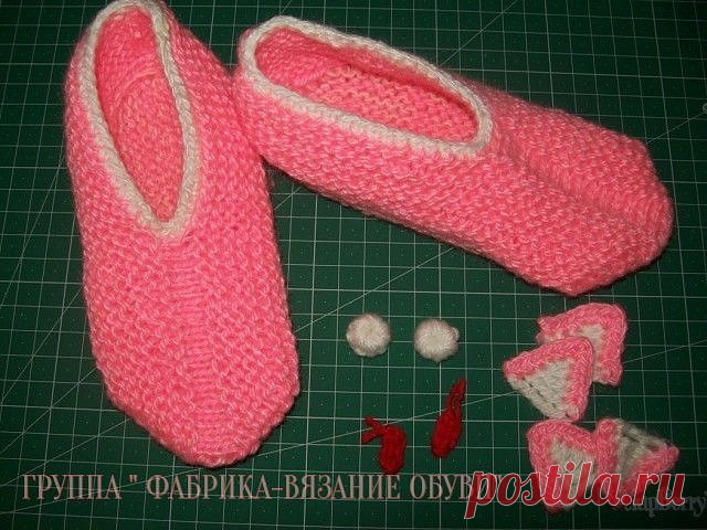 Следочки для детей спицами , описание

Материал :
1. Пряжа
2. Спицы

Ход работы :

Размер зависит от толщины нити и спиц, количества петель и плотности вязания.

Я буду приводить свои расчеты, при которых длина подошвы составила 17см.

Вся вязка только лицевыми петлями, кроме небольшой полосочки по центру носочка, где в изнаночных рядах провязываются изнаночные петли.

1. Вяжем подошву :

Набираем 24 п и вяжем 12 рядов. 7 раз прибавляем по 2 петли (по 1 с обеих концов).

И...