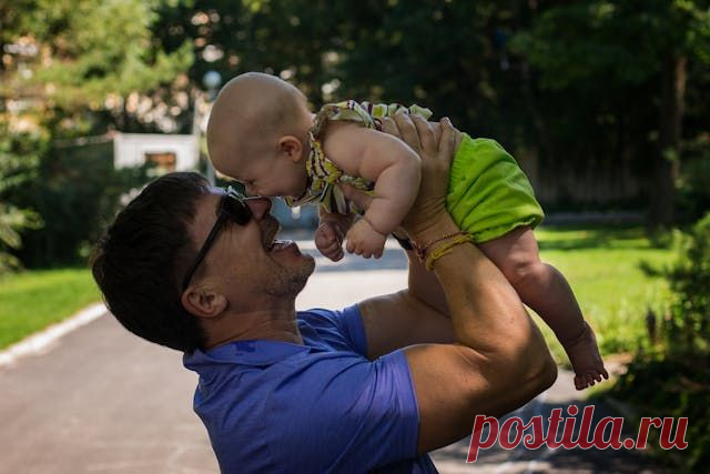 Alleinstehende Männer sind durchaus in der Lage, ihre Kinder allein großzuziehen, da elterliche Fähigkeiten nicht vom Geschlecht, sondern von Liebe, Hingabe und Unterstützung bestimmt werden. Viele alleinerziehende Väter bieten ein stabiles, förderndes Umfeld und beweisen damit, dass emotionale Bindung und Engagement wichtiger sind als die Familienstruktur. Mit den richtigen Ressourcen und der Unterstützung der Gemeinschaft können alleinstehende Männer erfolgreich glückliche und ausgeglichene Ki