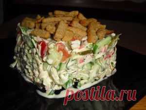 Крабовый салат с огурцами и сухариками.