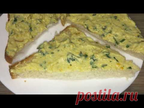 Намазка на хлеб из кабачков и плавленного сыра.Очень вкусно.