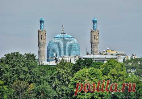 г. Санкт-Петербург.
Минареты высотой 48 м и купол Соборной мечети (1913 г). Мечеть вмещает до 5 000 верующих. Вид с набережной от Дворцового моста. / Александр Комов - Фотопутешествия | Facebook