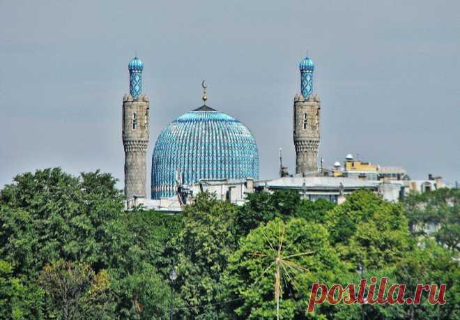 г. Санкт-Петербург.
Минареты высотой 48 м и купол Соборной мечети (1913 г). Мечеть вмещает до 5 000 верующих. Вид с набережной от Дворцового моста. / Александр Комов - Фотопутешествия  |  Facebook