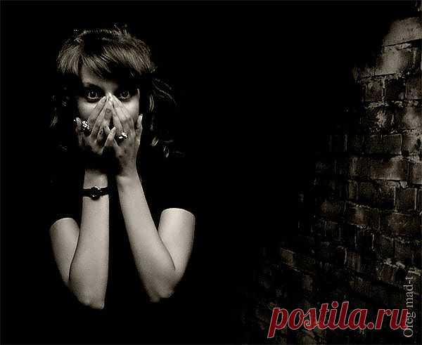 Хотя корни некоторых фобий до сих пор не совсем понятны. Например, лично меня пугают насекомые (пауки, двухвостки и пр.) потому что они воспринимаются как враги, как что-то неконтролируемое и способное навредить (в ухо заползти, к примеру). Ну стоять у края крыши страшно - ясно почему, сразу рисуются картины падения и смерти. 
А вот откуда может браться страх воздушных шариков?