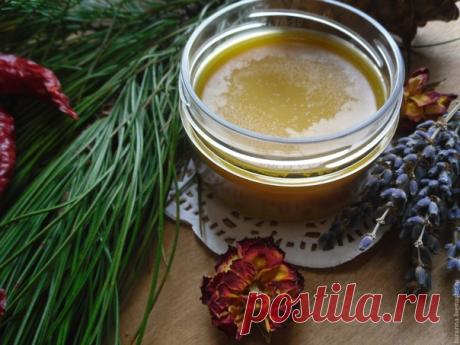 ЦЕЛЕБНЫЕ МАЗИ ИЗ ХВОИ
Этот рецепт очень старый. Когда-то мазь томили в горшочке в русской печке. Сейчас приходится выкручиваться.

МАЗЬ ИЗ СОСНОВОЙ ХВОИ № 1

Это рецепт мази из свежей хвои, которая залечивает все трещины на руках и пятках, герпес, экзему,язвы, трещины прямой кишки (сразу снимет боль и подлечит не только кишечник, но и соседние органы: половые, мочевой пузырь, простату, яичники).

Хвою сосны (любой - кедровой, декоративной) собрать вдали от города в любое в...