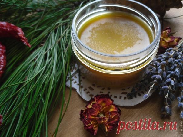 ЦЕЛЕБНЫЕ МАЗИ ИЗ ХВОИ
Этот рецепт очень старый. Когда-то мазь томили в горшочке в русской печке. Сейчас приходится выкручиваться.

МАЗЬ ИЗ СОСНОВОЙ ХВОИ № 1

Это рецепт мази из свежей хвои, которая залечивает все трещины на руках и пятках, герпес, экзему,язвы, трещины прямой кишки (сразу снимет боль и подлечит не только кишечник, но и соседние органы: половые, мочевой пузырь, простату, яичники).

Хвою сосны (любой - кедровой, декоративной) собрать вдали от города в любое в...