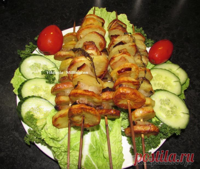 Шашлык из картошки с салом, приготовленные в духовке, угощайтесь!