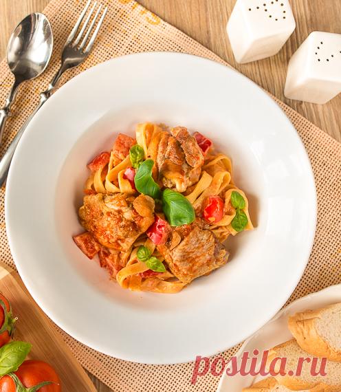 Паста с курицей и томатно-сливочным соусом на Вкусном Блоге Это блюдо задумывалось другим – лапша должна была стать всего лишь гарниром, причем факультативным – с возможностью замены на картофель, поленту или рис. Но сложилось так, что я решила не разделять курицу и пасту в рецепте – слишком уж плотно и правильно они сложились воедино 🙂 Предвосхищая вопрос, пишу: да,…