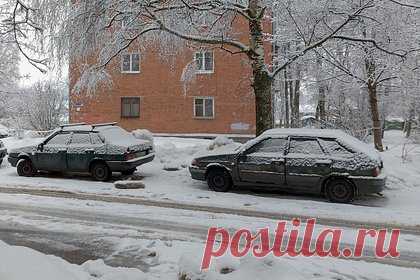Пенсионер из Подмосковья насмерть замерз в кресле автомобиля. В подмосковной деревне Давыдово 67-летний мужчина насмерть замерз в кресле автомобиля. Пенсионер отправился в гараж, чтобы выпить спиртное. Спустя трое суток владелец соседнего гаража проходил мимо и решил заглянуть в распахнутую дверь. Он обнаружил мужчину сидящим в машине на водительском месте без признаков жизни.