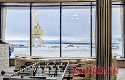 "Газпром нефть" построила первое в Заполярье здание с помощью 3D-принтера. Объект возвели из пенобетона, в нем расположена зона отдыха для сотрудников с мебелью и элементами декора, выполненными по той же технологии