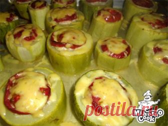 Лакомый кабачок в духовке! Попробуешь и за уши не оттащить! 
ИНГРЕДИЕНТЫ

Кабачок,
Луковица,
Морковь,
Чеснок – 2 зуб.,
Фарш – 200 г.,
Грибы – 200 г.,
Сыр – 100 г.,
Соль, перец, зелень, растительное масло.

Кабачки в духовке – сытно и аппетитно! Вся фаршированн…