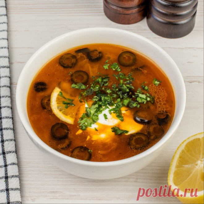 ​Солянка сборная мясная Мясная солянка –—это традиционный русский суп, который готовится на основе мясных изделий с добавлением томатной пасты, лука и маринованных огурчиков. Блюдо имеет приятную кислинку и пряный вкус. В солянку традиционно кладут ассорти мясных продуктов: говядину, курицу свинину,...