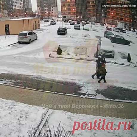 Нападение стаи бродячих собак на российских подростков попало на видео. В Воронеже стая беспризорных собак набросилась на компанию несовершеннолетних. На кадрах видно, как трое подростков идут по улице, а затем бродячие собаки нападают на них. Инцидент произошел в одном из жилищных комплексов на улице Суворова. Следователи проведут проверку по факту инцидента.