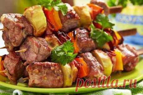 1. Шашлык в майонезе Чтобы мясо получилось на удивление нежным и сочным, а шашлык полностью оправдал ваши ожидания, попробуйте замариновать его в майонезе. Майонезный маринад не дает мясу подсыхать во время приготовления, и оно получается сочным.На 1 килограмм мяса нужно 500 гр. майонеза. Мясо посолить, поперчить. Лук (0,5 кг) нарезать кольцами, добавить майонез и все перемешать. Поставить под гнет. Мясо готово через 3-5 часов. 2. Очень правильный и полезный маринад на минеральной воде. Шашлык н
