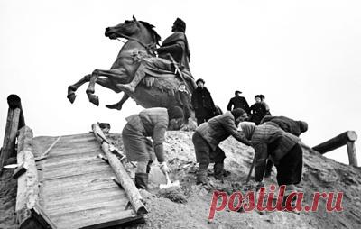 "Возвращенный из смертной бездны". Как начали восстанавливать Ленинград после блокады. 80 лет назад Ленинград сбросил оковы блокады, в которой был зажат 872 дня. Город не только не сдался — он доказал, что даже в замкнутом пространстве, которое непрерывно бомбят и простреливают, можно продолжать жить, вести хозяйство, производить продукцию и даже заниматься наукой. Но после победного салюта встала новая задача: как восстановить город, чтобы он вновь стал крупнейшим промышленным,…