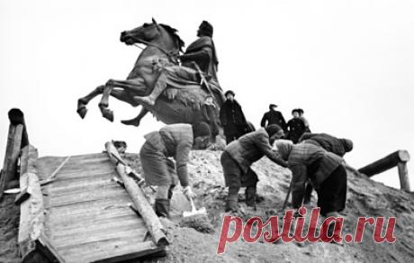 &quot;Возвращенный из смертной бездны&quot;. Как начали восстанавливать Ленинград после блокады. 80 лет назад Ленинград сбросил оковы блокады, в которой был зажат 872 дня. Город не только не сдался — он доказал, что даже в замкнутом пространстве, которое непрерывно бомбят и простреливают, можно продолжать жить, вести хозяйство, производить продукцию и даже заниматься наукой. Но после победного салюта встала новая задача: как восстановить город, чтобы он вновь стал крупнейшим промышленным,…