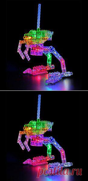 Конструктор со светодиодами Космос 16 в 1  Светящийся конструктор Космос – это 16 инопланетных существ, роботов и трансформеров в одном наборе!