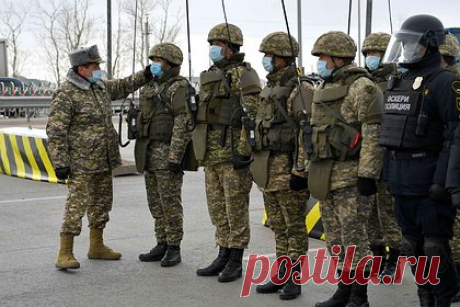 В Казахстане обнаружили нехватку обмундирования для военнослужащих. Султан Камалетдинов, первый заместитель министра обороны Казахстана, отметил нехватку денежных средств, выделяемых на обеспечение военнослужащих, указав на неправильный подход к финансированию, заявив также, что недостаточное денежное довольствие может быть связано с оттоком военнослужащих.