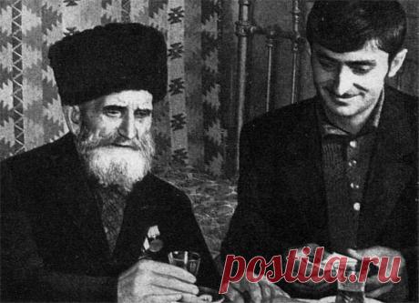 В книге рекордов Гиннеса, официальной рекордсменкой по продолжительности жизни является француженка Жанна Кельман. Она скончалась в возрасте 122 лет. Однако в СССР был долгожитель и постарше. Это талыш по национальности Ширали Муслимов, который прожил целых 168 лет.