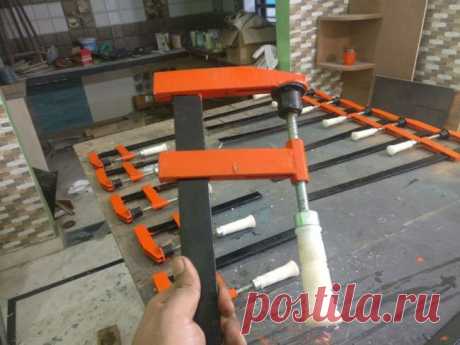 Струбцины своими руками Струбцина нужная и полезная вещь в мастерской самоделкина. Струбцины можно купить, а можно изготовить самому, как это сделал мастер-самодельщик. Для их изготовления мастер использовал следующиеИнструменты и материалы:-Сварочный аппарат;-Ушм;-Отрезной станок;-Рулетка;-Маркер;-Металлическая