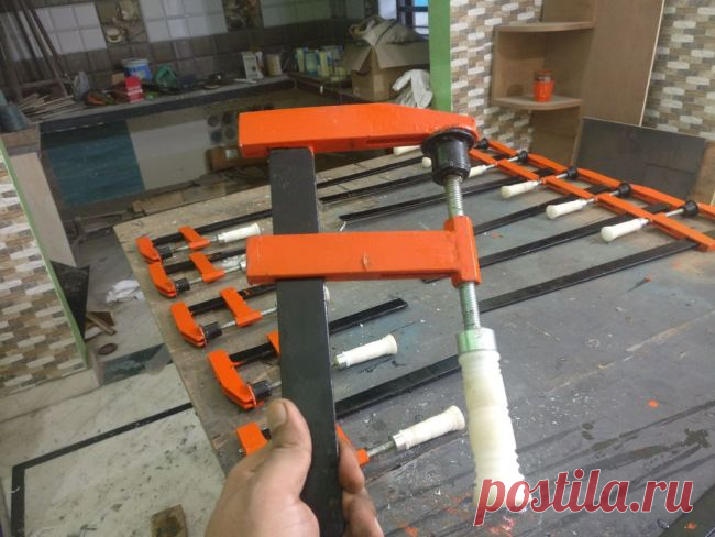 Струбцины своими руками Струбцина нужная и полезная вещь в мастерской самоделкина. Струбцины можно купить, а можно изготовить самому, как это сделал мастер-самодельщик. Для их изготовления мастер использовал следующиеИнструменты и материалы:-Сварочный аппарат;-Ушм;-Отрезной станок;-Рулетка;-Маркер;-Металлическая