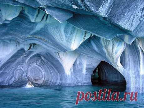 Мраморные пещеры, Патагония, Чили Мраморные пещеры Патагонии, Чили, (Marble Caves, Patagonia, Chile) это сказочные синие пещеры, частично погруженные в столь же потрясающие бирюзовые воды озера Каррера (Carrera). Само озеро находится на границе Аргентины и Чили, а мраморные пещеры находятся на чилийской стороне. Пещеры...