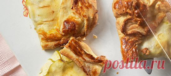 Пирог с творогом и яблоками. Рецепт Яблоки нарезать тонкими дольками.