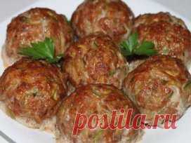 Ай-да вкуснятина!!!  Греческие тефтели с кабачками.  Попробуй и убедись! Просто потрясающий рецепт ! Возьмите себе на заметку!
Греческие тефтели с кабачками «Кефтедес» средиземноморские тефтели из мясного фарша с овощами, которые подают как в горячем, так и в холодном виде с соусом «Цацики». В оригинале их жарят, но мне больше нравятся в запеченном виде.
Ингредиенты:
600 г мясного фарша
2-3 молодых кабачка
2 яйца
1 луковица
3-4 зубчика чеснока
2 столовые ложки томатной пас...