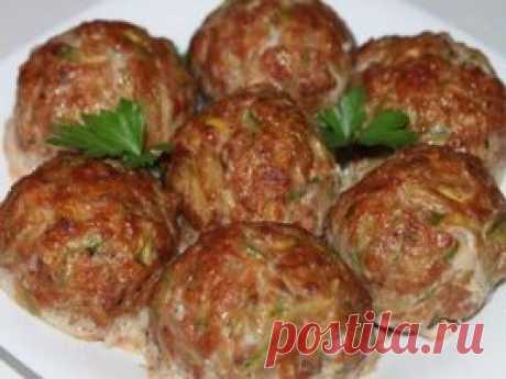 Ай-да вкуснятина!!!  Греческие тефтели с кабачками.  Попробуй и убедись! Просто потрясающий рецепт ! Возьмите себе на заметку!
Греческие тефтели с кабачками «Кефтедес» средиземноморские тефтели из мясного фарша с овощами, которые подают как в горячем, так и в холодном виде с соусом «Цацики». В оригинале их жарят, но мне больше нравятся в запеченном виде.
Ингредиенты:
600 г мясного фарша
2-3 молодых кабачка
2 яйца
1 луковица
3-4 зубчика чеснока
2 столовые ложки томатной пас...