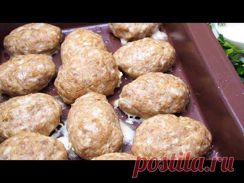 Как я готовлю котлеты в духовке нежными и сочными. СЕКРЕТ в ингредиентах - YouTube Рецепт:
Фарш -500гр.
Яйца -2шт.
Творог -200гр.
Сухари панировочные -50гр.
Вода -50мл.
Лук -1-2шт.
Соль -1ч.л.
Черный перец – по вкусу

Для сметанного соуса к котлетам:
Сметана -150гр.
Бульон -250мл. (или вода)
Мука -30гр.
Сливочное масло -30гр.
Соль -1/2ч.л.