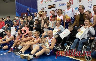 Политики, бизнесмены и деятели культуры провели баскетбольный матч в поддержку детей с ДЦП. В матче, в частности, приняли участие вице-премьер Александр Новак и официальный представитель МИД РФ Мария Захарова