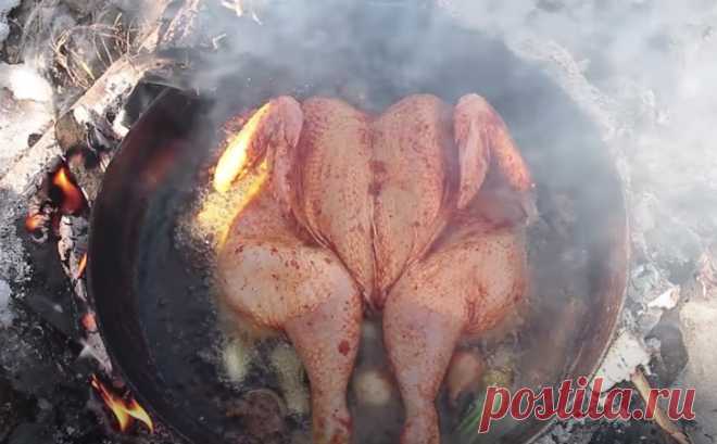 Жарим в масле на костре целую курицу. Получается дешевле и вкуснее шашлыка: хрустящая корочка и нежное мясо